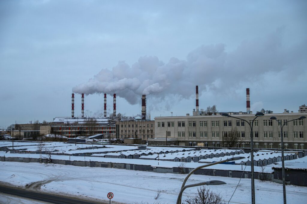 Site industriel européen illustrant la fin des importations de gaz russe et les enjeux énergétiques pour l’industrie